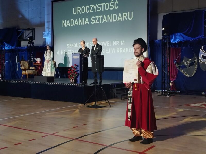 Prezentacja aktu nadania sztandaru szkoły przy scenie głównej uroczystości.