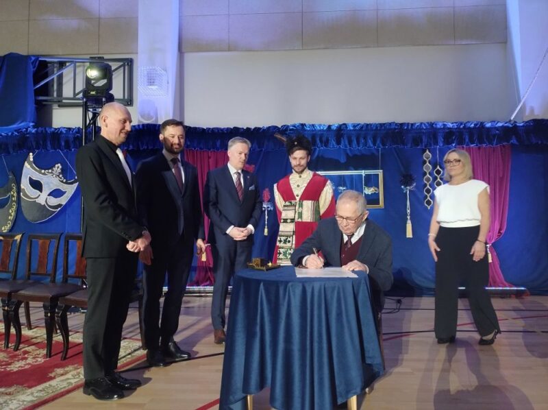 Podpisanie aktu przekazania przez Przewodniczącego Rady Dzielnicy X Swoszowice Tadeusza Murzyna