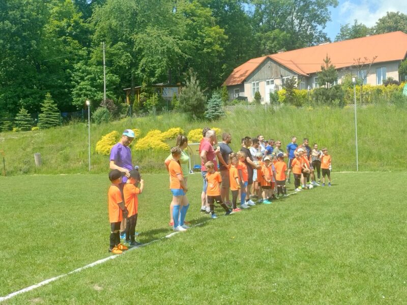 Zawodnicy na boisku sportowym