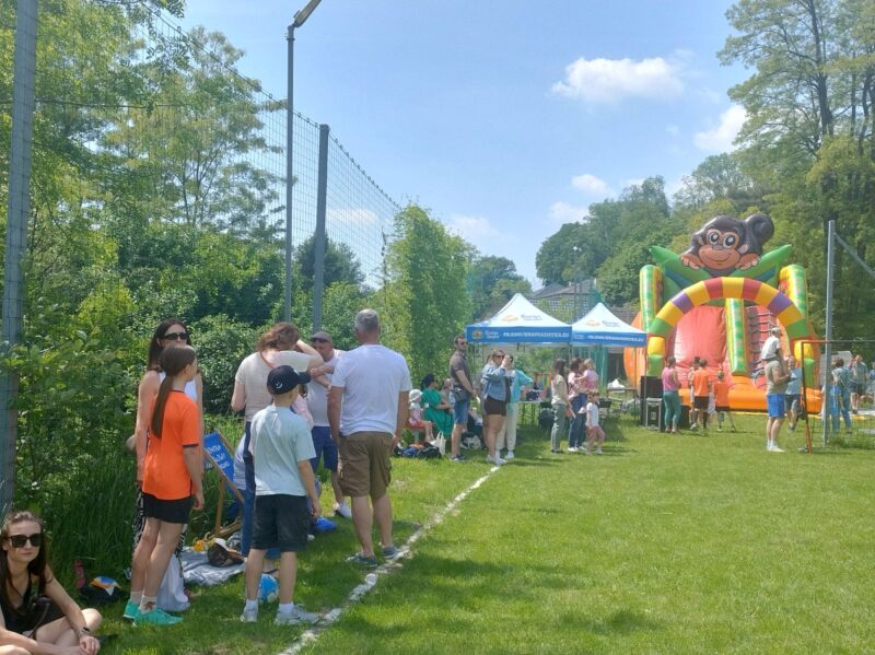 Uczestnicy pikniku rodzinnego na terenie boiska