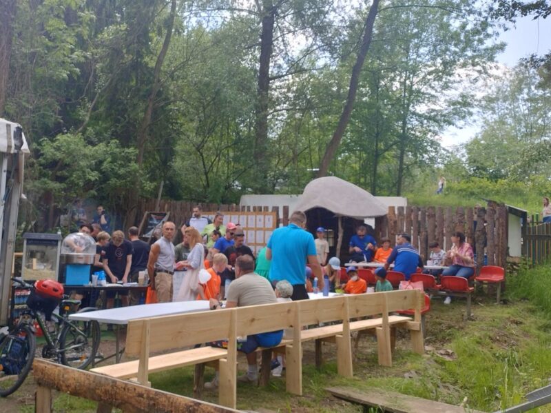 Strefa gastronomiczna na pikniku rodzinnym