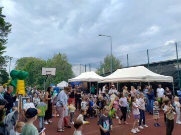 Tańczące dzieci na imprezie plenerowej