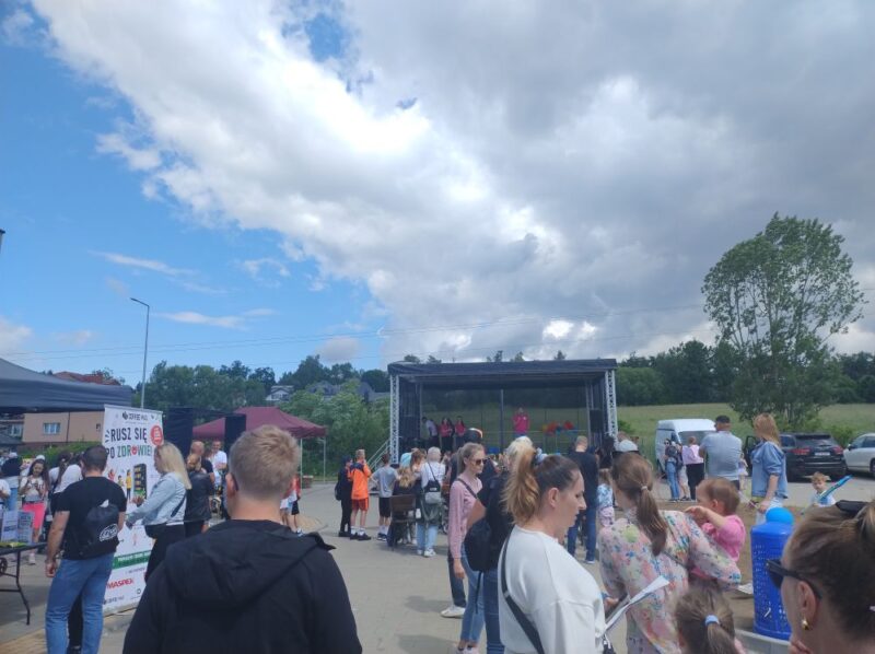 Teren pikniku rodzinnego wraz ze sceną