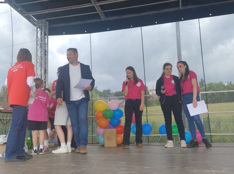 p. Artur Markiewicz wraz ze współorganizatorami na scenie
