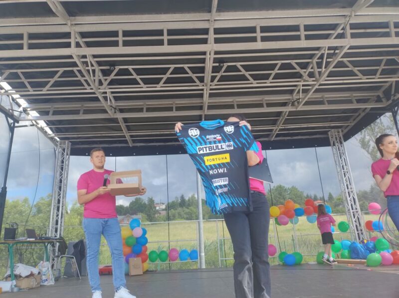 Prezentacja koszulki sportowej na scenie podczas loterii fantowej