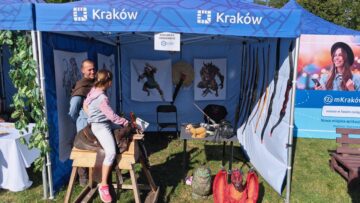 Namiot Dzielnicy X z&nbsp;prezentacją sprzętu do łucznictwa tradycyjnego