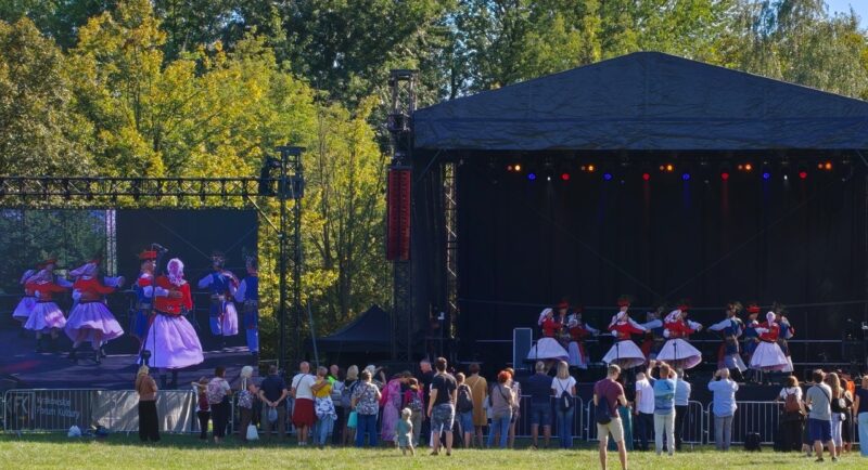 Występ na scenie plenerowej