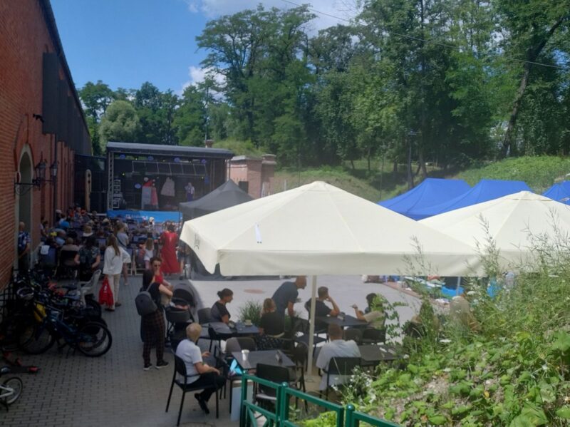 Dziedziniec przed Fortem ze sceną