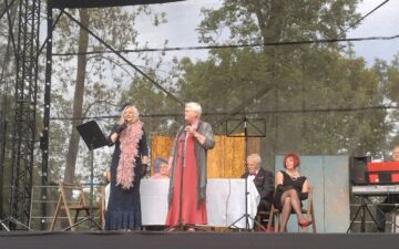 Występ grupy teatralnej seniorów